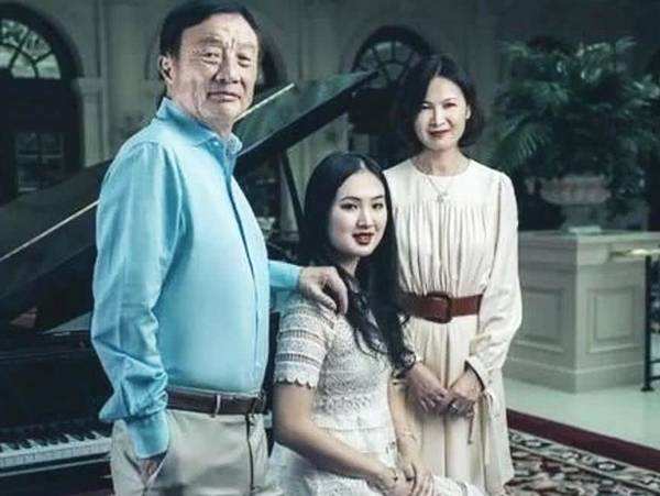 图为任正非与第二任妻子姚凌(右一)和女儿姚安娜合影