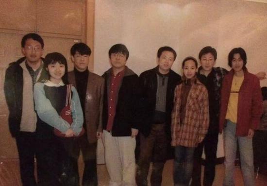 2002年李笑来（左三）和罗永浩（左四）合影