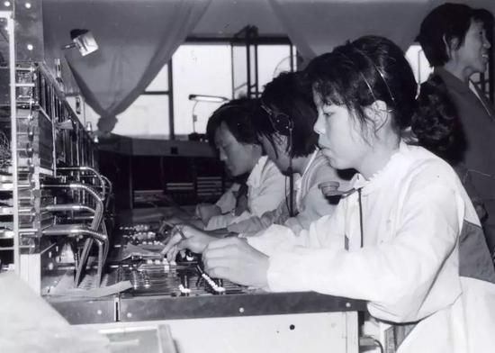 使用老式交换设备的话务员