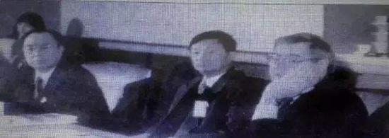 任正非在IBM听取报告,右起两位分别是郭士纳,任正非