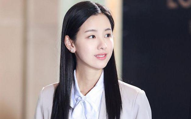 电影版《七月与安生》（上）和电视剧版《七月与安生》。图片来自网络
