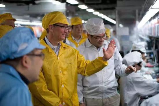 2012年3月，库克参观位于富士康郑州科技园工厂的iPhone生产线