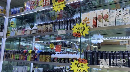 深圳华强北的电子烟商铺中陈列着上百款电子烟 图片来源：每经记者 刘玲 摄