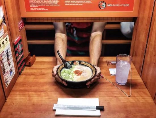 △&nbsp;一兰拉面贴心的小帘子设计