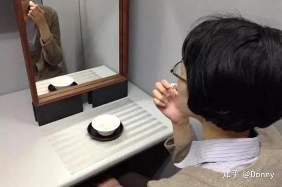 △&nbsp;对着镜子吃饭的顾客