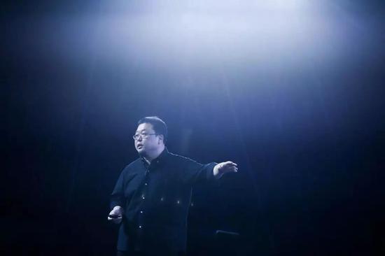 罗永浩在发布会现场