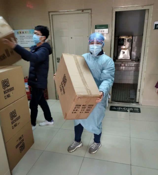 (“牛牛妈妈”签收搬运小红书捐赠的2万只口罩)