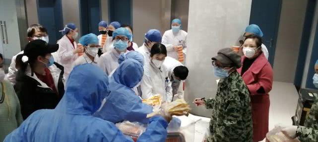 (武汉医护紧急专供餐行动现场)