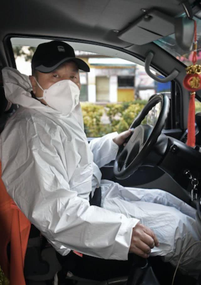 (刘小国参与医护紧急专供餐行动途中)