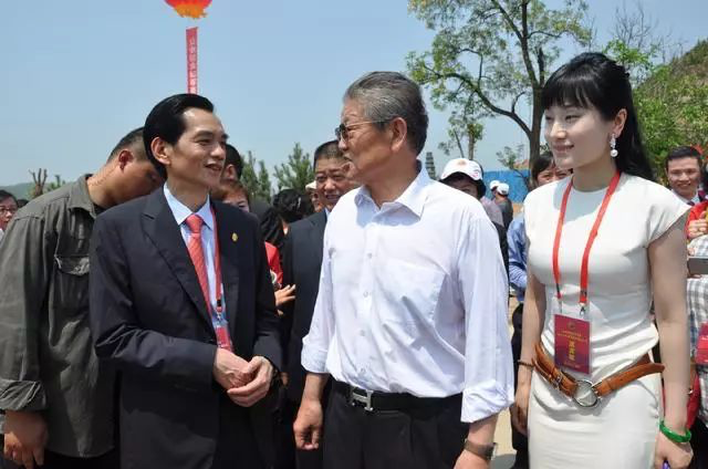 "生命系"如何发家,掌舵者张峻如何入主生命人寿的故事非常精彩,在此不