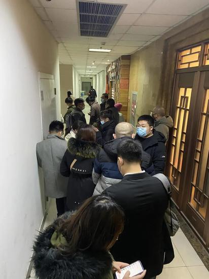 租客在朝阳首府一楼的队伍（张佳婧 摄）