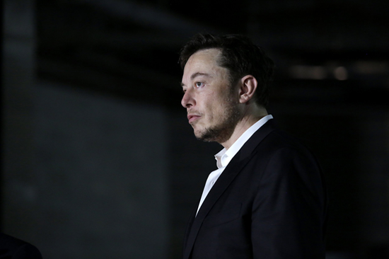 累到憔悴不堪的马斯克