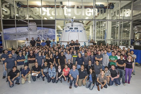 SpaceX公司部分员工合影