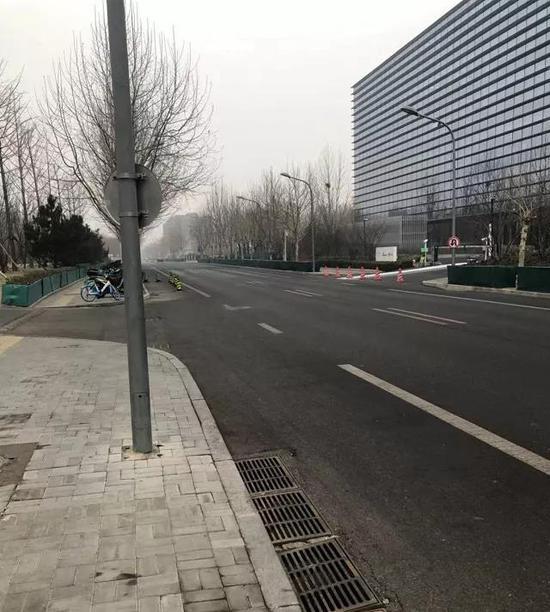 空荡的园区街道