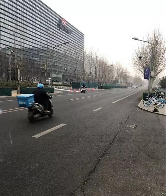 穿行而过的外卖小哥
