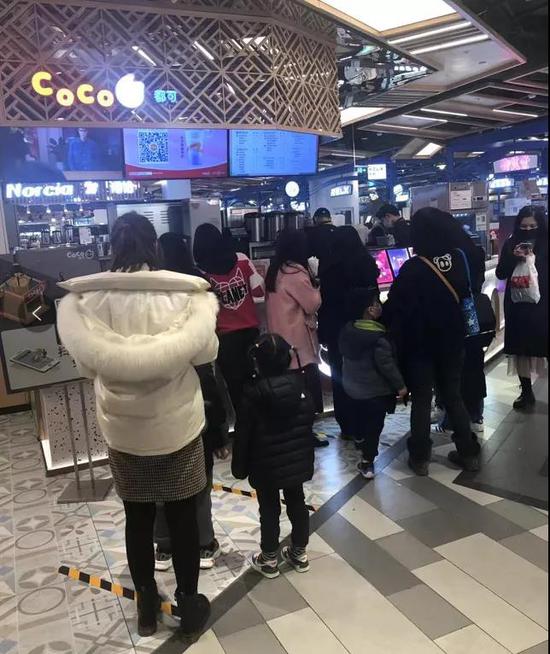 组团过节的年轻人