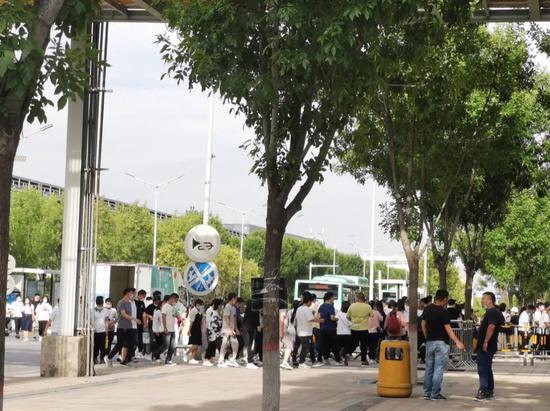 图/6月3日下午五点，富士康航空港厂区的员工队伍<br/><br/>　　来源 / 燃财经拍摄