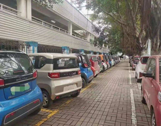 下沉市场里的小型电动车 图片来源 / 燃财经拍摄