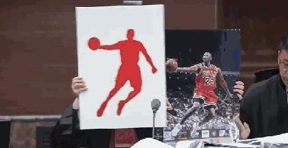 代理律师拿着迈克尔·乔丹的经典照片与乔丹体育&nbsp;&nbsp;使用的图片商标作对比&nbsp;蒙板脱落后二者轮廓完全重合