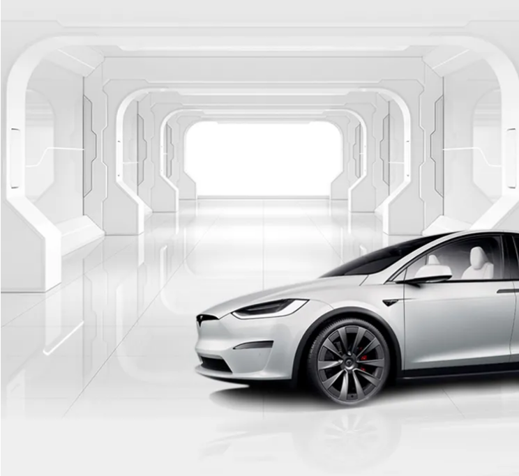 白色海报，右侧为纯白轿车