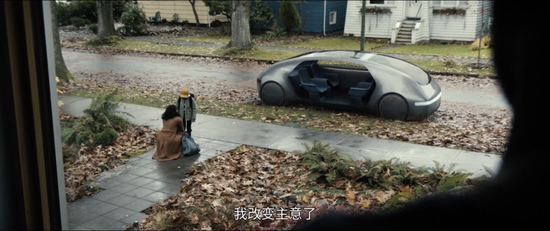 苹果在《天鹅挽歌》中呈现的无人驾驶汽车/电影截图