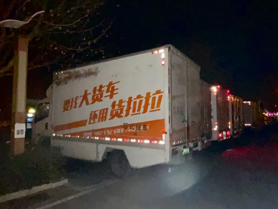 ▲ 深夜的充电桩前，许多货车正在排队充电中。图 / 周鑫雨
