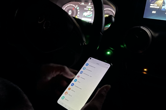 ▲ 司机用各种小程序搜寻可充电的地方。图 / 周鑫雨