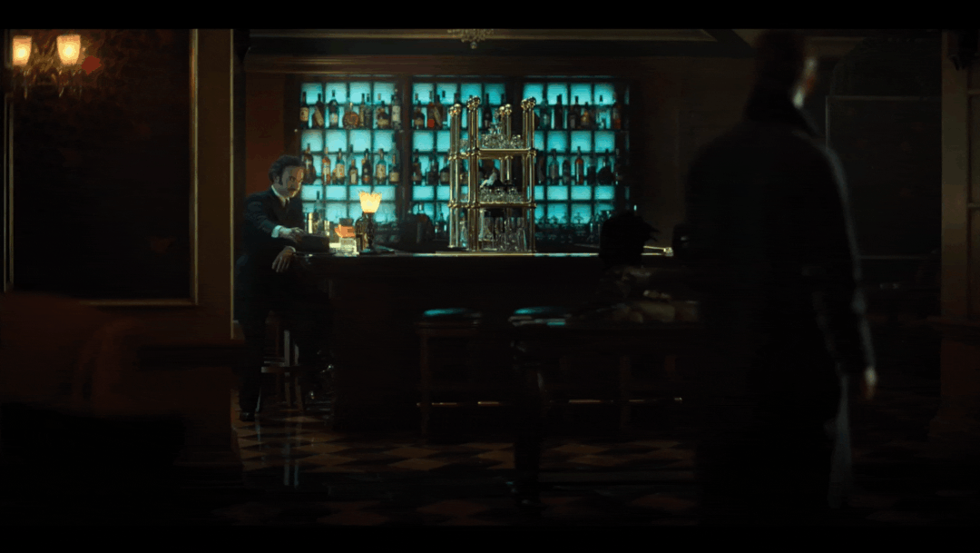 （《碳变》中的酒店人工智能老板）