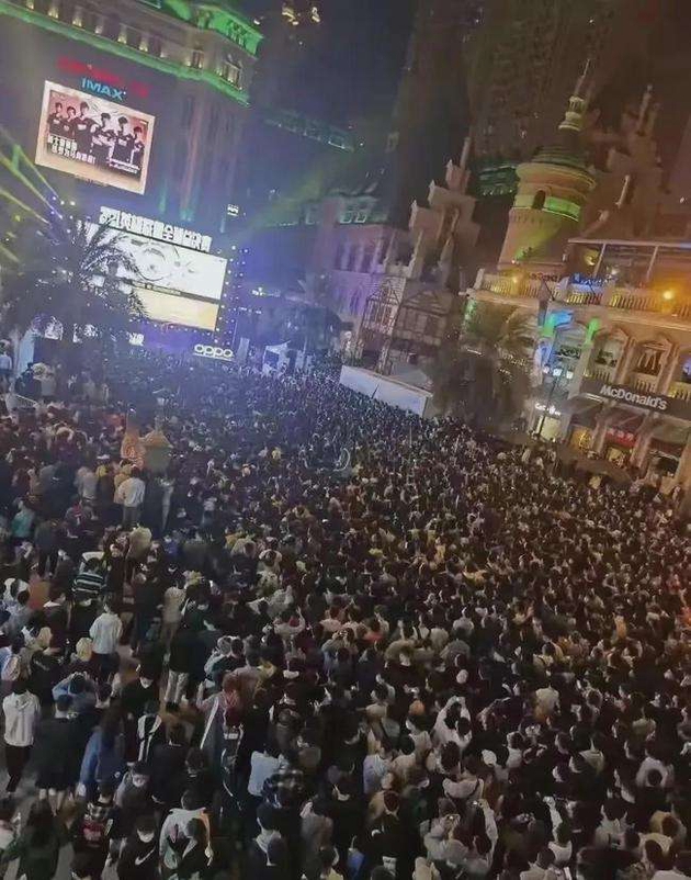 2021年11月6日，在武汉光谷步行街德意风情街柏林广场，上万名年轻人集体观看英雄联盟2021全球总决赛的直播。（图片来源自网络）