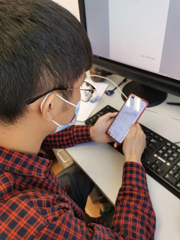 ▲一名年轻人在研究基金产品 新华社记者 刘慧 摄