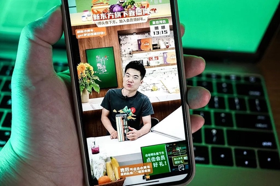 （董宇辉正在卖书）