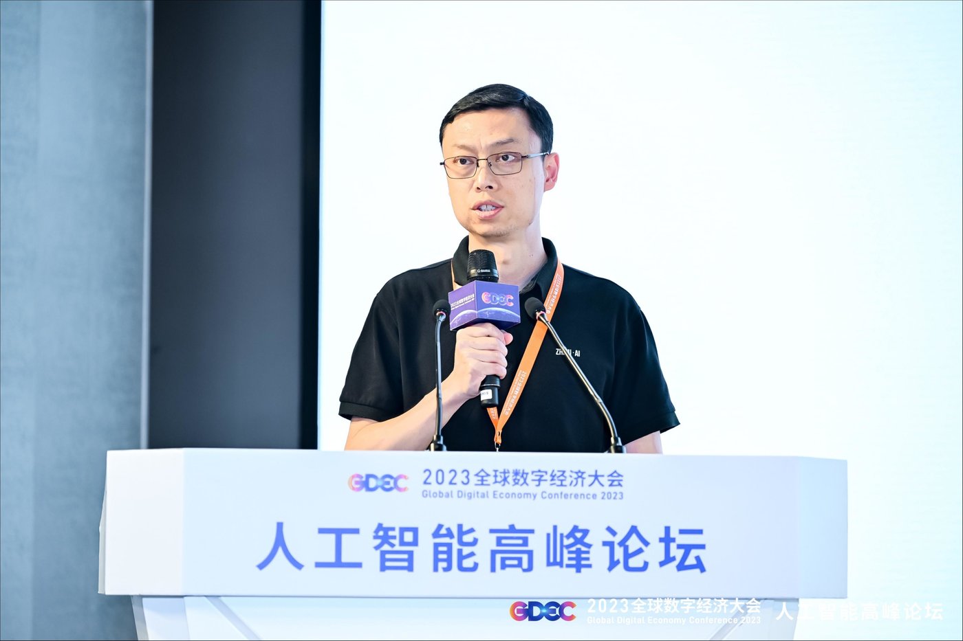 智谱AI CEO 张鹏