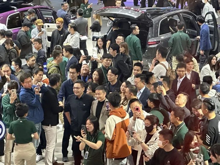 何小鹏在MEGA展台 图源:品驾 摄 图片
