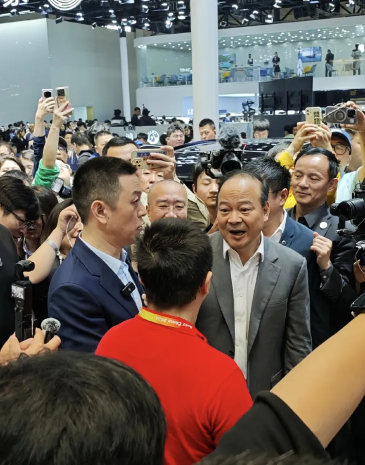 互联网大佬周鸿祎也跨圈成为了车圈网红,图源:网络 图片