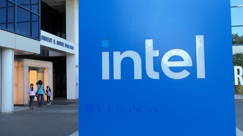 英特尔的AI时代困境：错失OpenAI投资、市值跌破1000亿美元