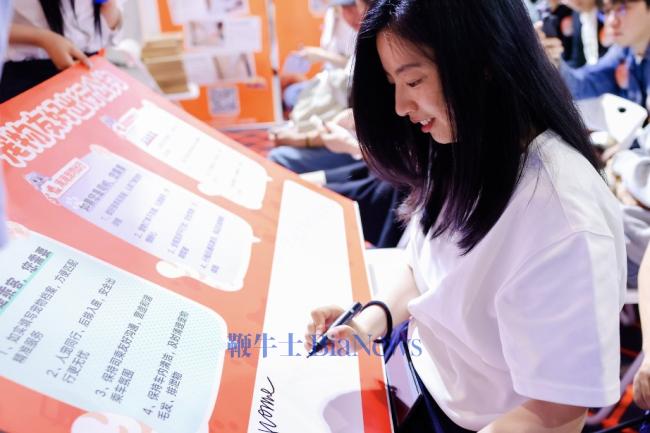 携宠乘客代表签署“宠物友好出行公约”