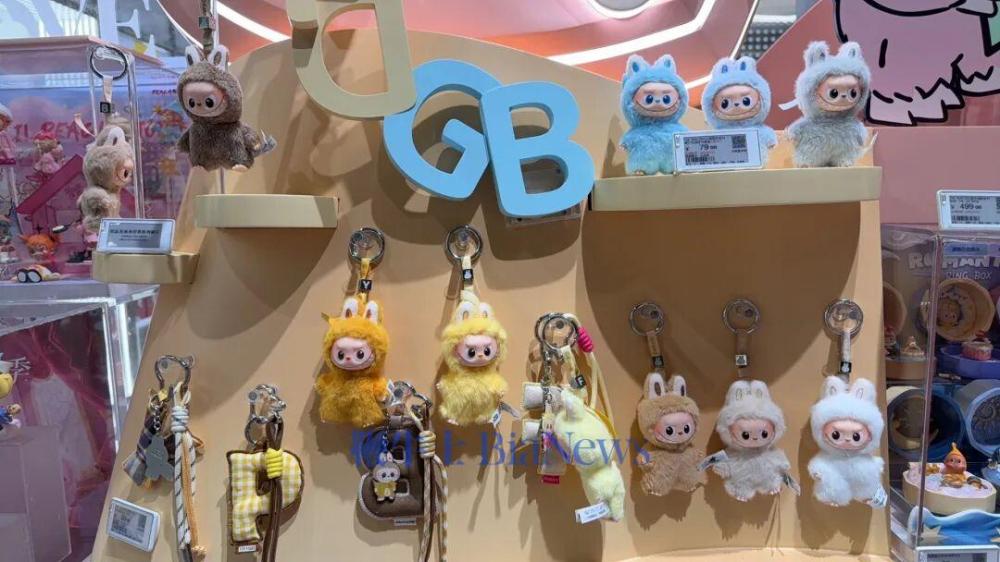 全网「秒空」后，迷你版LABUBU线下提货排长队，有人一趟提6端