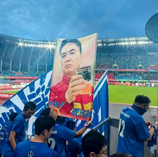 刘强东回乡48小时：吃烧烤、看球赛，为自家超市站台