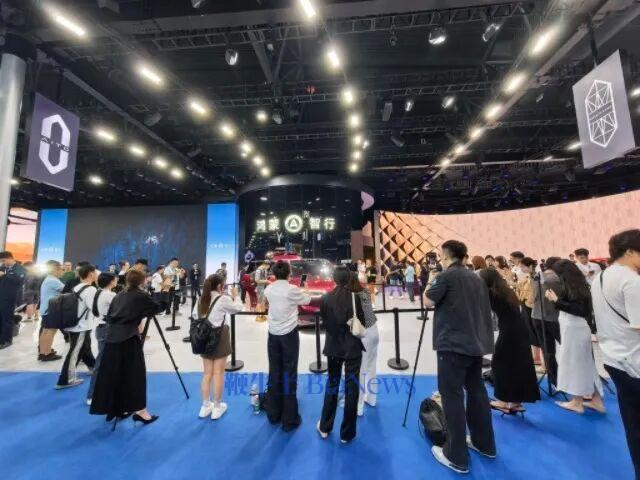2025成都车展,十余名主播围在一辆问界M7前。