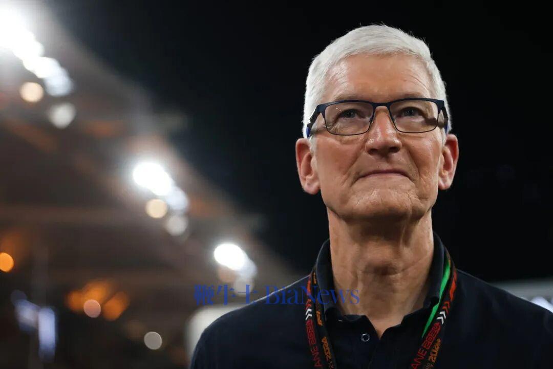 Tim Cook 'cares about nothing else' than beating Mark Zuckerberg to a pair  of truly smart glasses: 'It's the only thing he's really spending his time  on from a product development standpoint' |