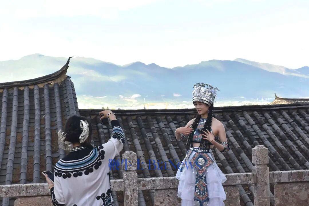 2025年7月27日，云南丽江，游客在丽江古城游览观光。视觉中国图