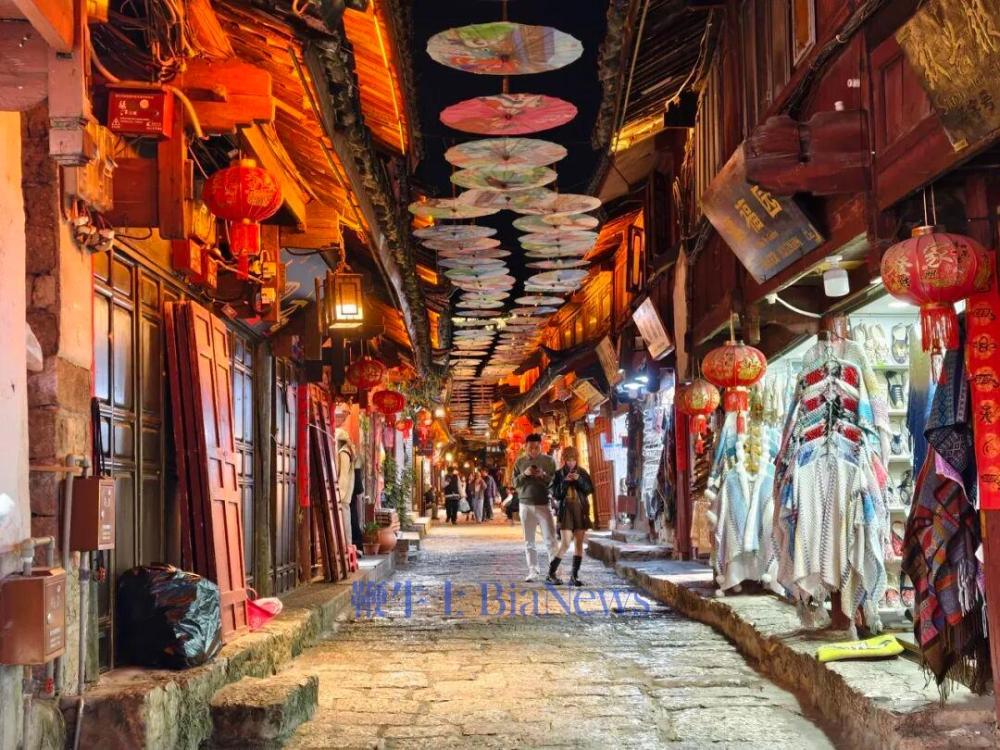 2025年11月9日，云南丽江，游客夜游丽江古城。视觉中国图