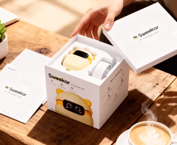 AI 电子宠物 Sweekar 在 CES 2026 发布:从蛋中“破壳”,百变穿搭