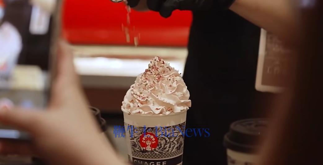 徒手拌奶茶、高含咖啡因,霸王茶姬真让人上头