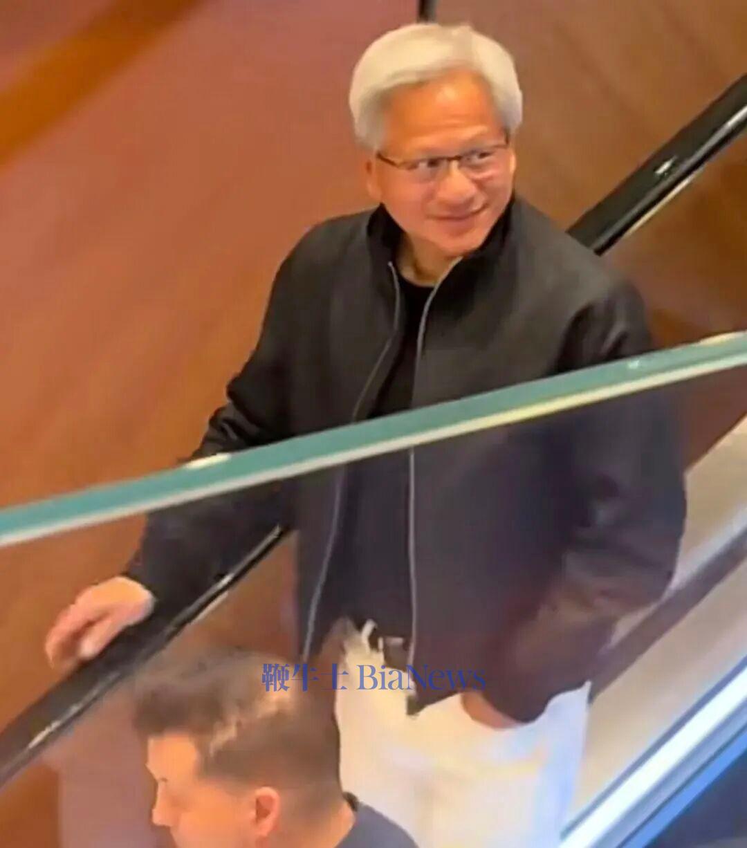 黄仁勋现身北京吃云南菜，此前在上海逛菜市场