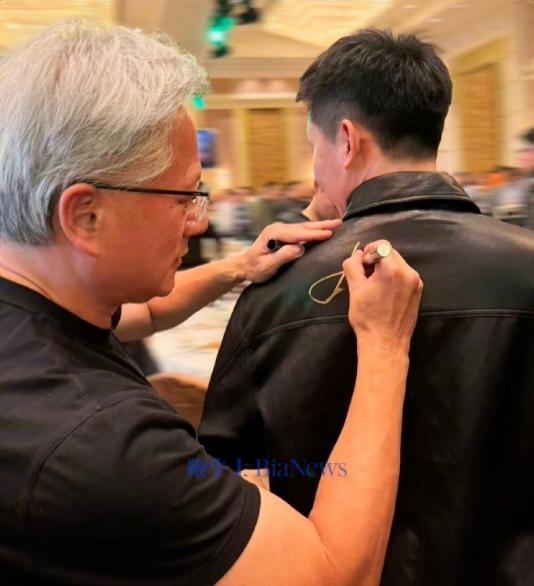 英伟达员工晒年会最牛年终奖：黄仁勋亲笔签名的皮衣