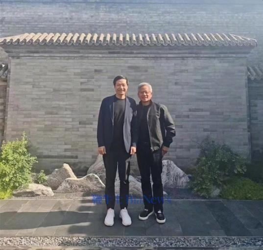 英伟达员工晒年会最牛年终奖：黄仁勋亲笔签名的皮衣