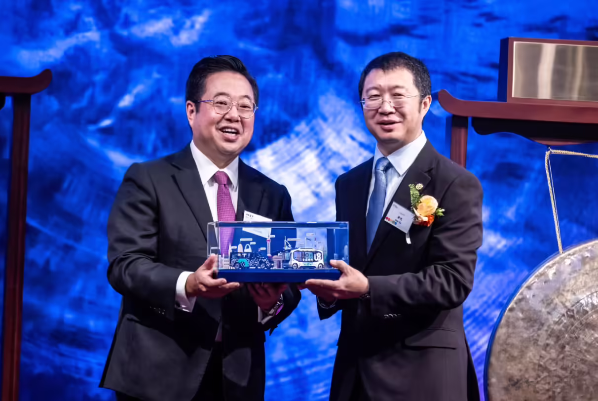 文远知行 CEO 韩旭:AI 将训练成本降低 75%,有望 2030 年前盈利 韩旭(右)