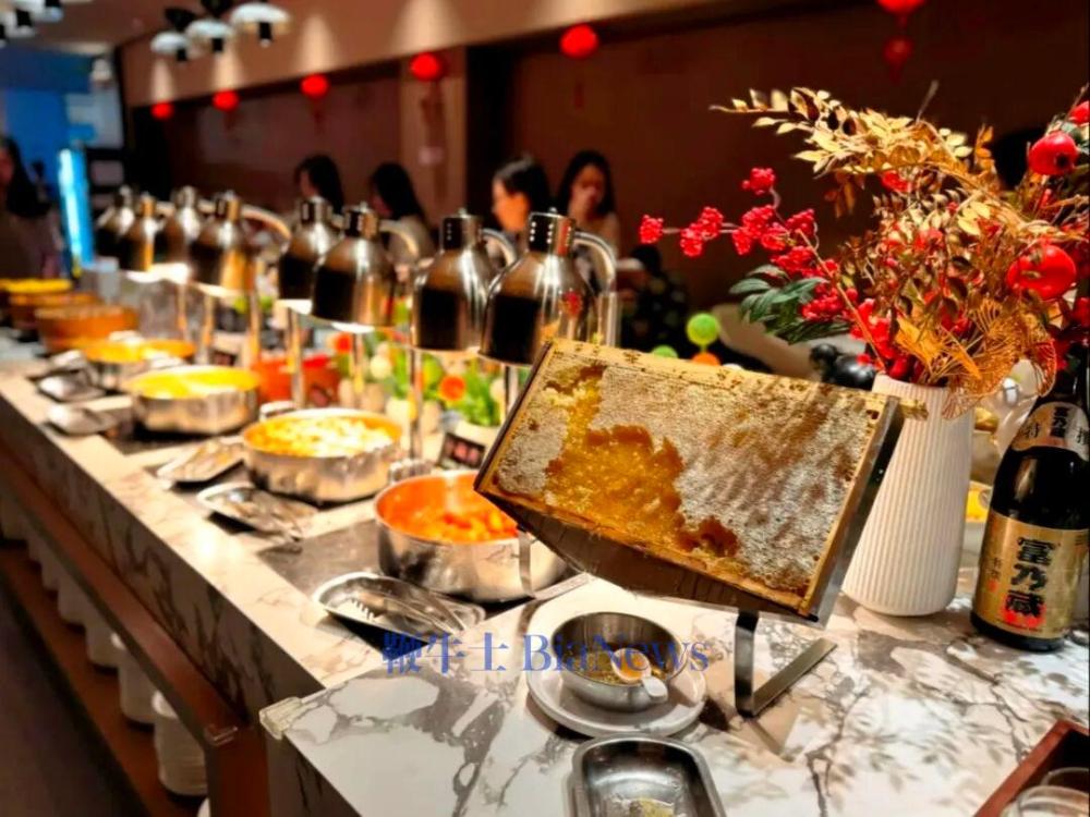 降本的年会，开在尴尬的洗浴中心