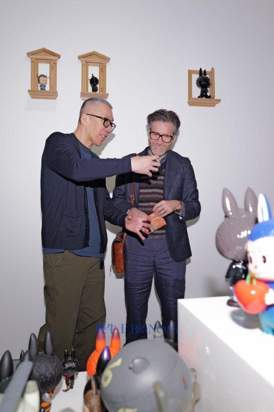 LABUBU之父带《帕丁顿熊》导演巴黎逛展